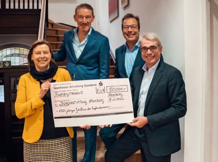 Übergabe Urkunde für Zustiftung an Susanne Fingerhut und Udo Stangier