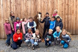 Kinder lernen den Umgang mit Ponies.