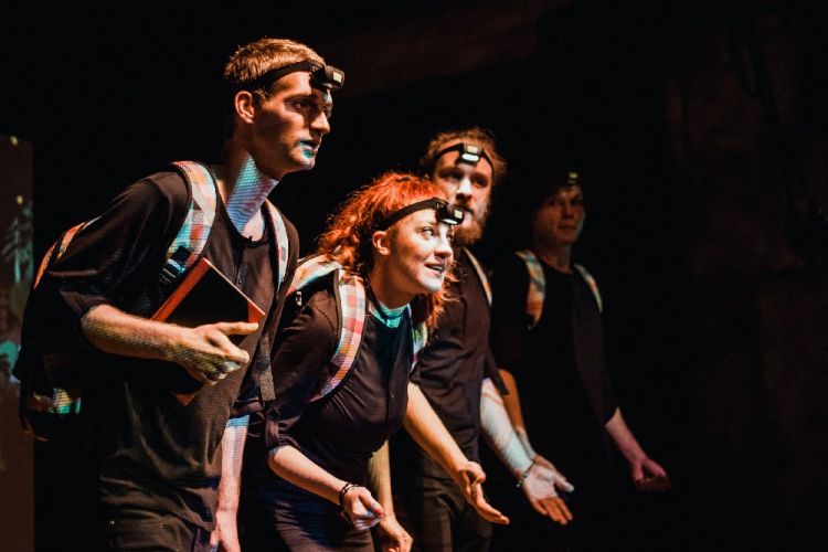 Vier junge Leute wagen sich ans Theaterlabor.