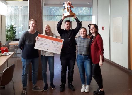 Schüler setzten das Thema Möhnekatastrophe künstlerisch um.