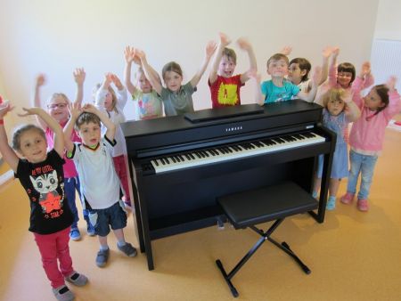 Das neue E-Piano hilft den Kindern beim Singen.