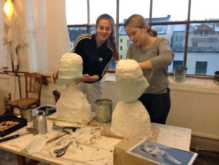 Schüler setzen das Thema Möhnekatastrophe künstlerisch um.