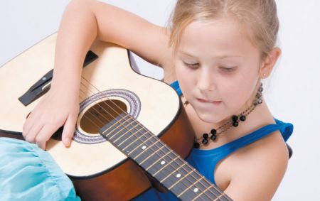 Kind musiziert