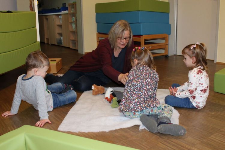 Kinder lernen den Umgang mit Ponies.