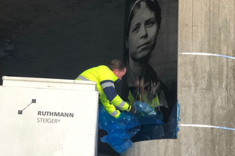 die portraits der frauen wurden angebracht