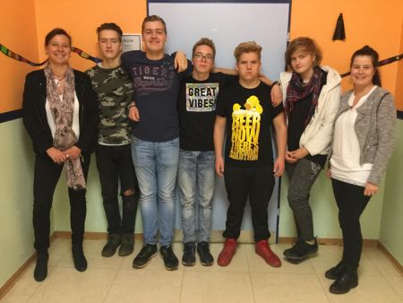 Die Klasse 10 der Froebelschule erhielt 250 Euro von der BürgerStiftung.