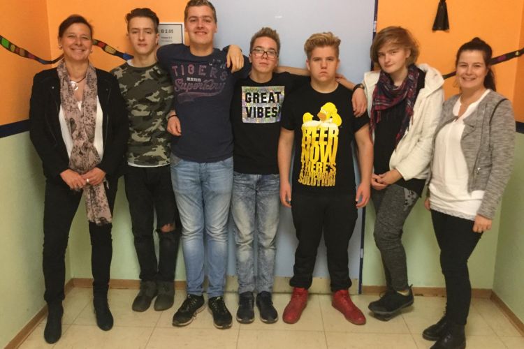 Die Klasse 10 der Froebelschule erhielt 250 Euro von der BürgerStiftung.
