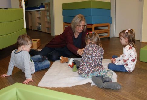 Kinder lernen den Umgang mit Ponies.